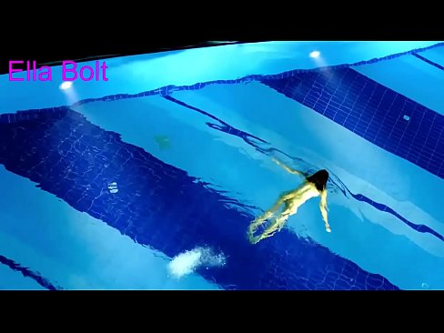 ❤️ Non podo deixar de mirar, unha moza loira que é sorprendida nadando espida na piscina do resort ELLA BOLT ❤️ Super sexo a nós gl.xxxbunker.ru